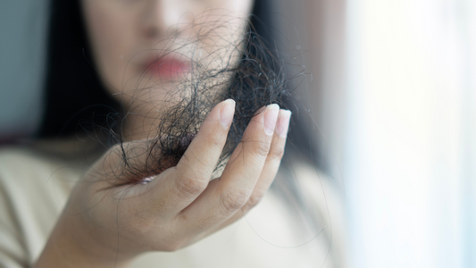 Pourquoi tes Cheveux Tombent Plus en Automne et Comment y Remédier